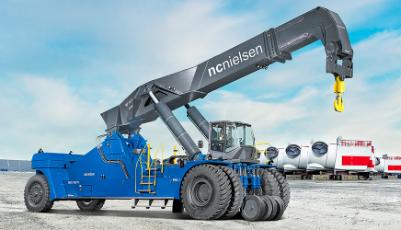 Reachstacker med imponerande 180 ton lyftkapacitet  till Blue Water Shipping i Danmark